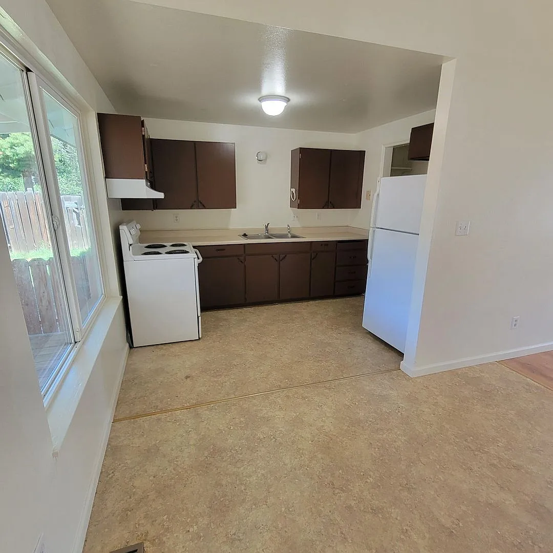 3 Bedroom 1 & 1/2 bath house — Photo 4