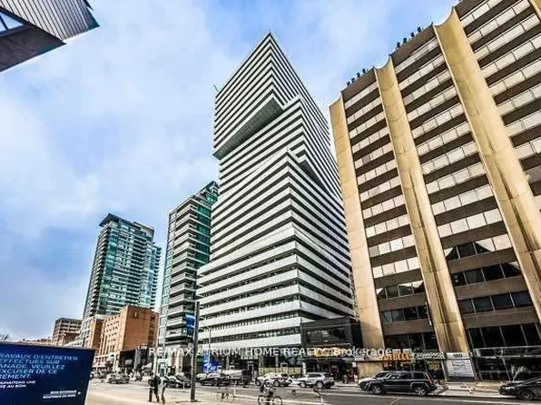 200 Bloor St W #801, Toronto, ON M5S 0B1