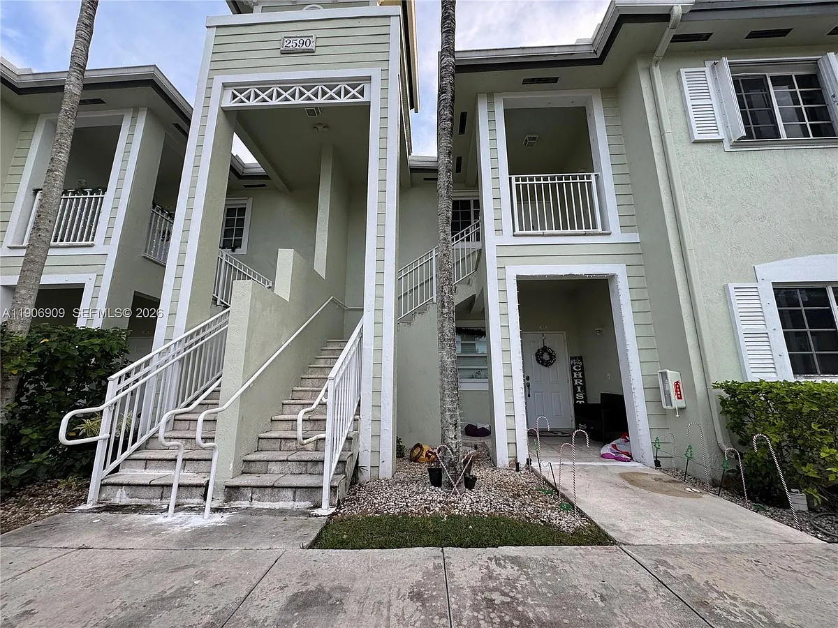 Building Photo - 2590 NE 3rd Dr #203