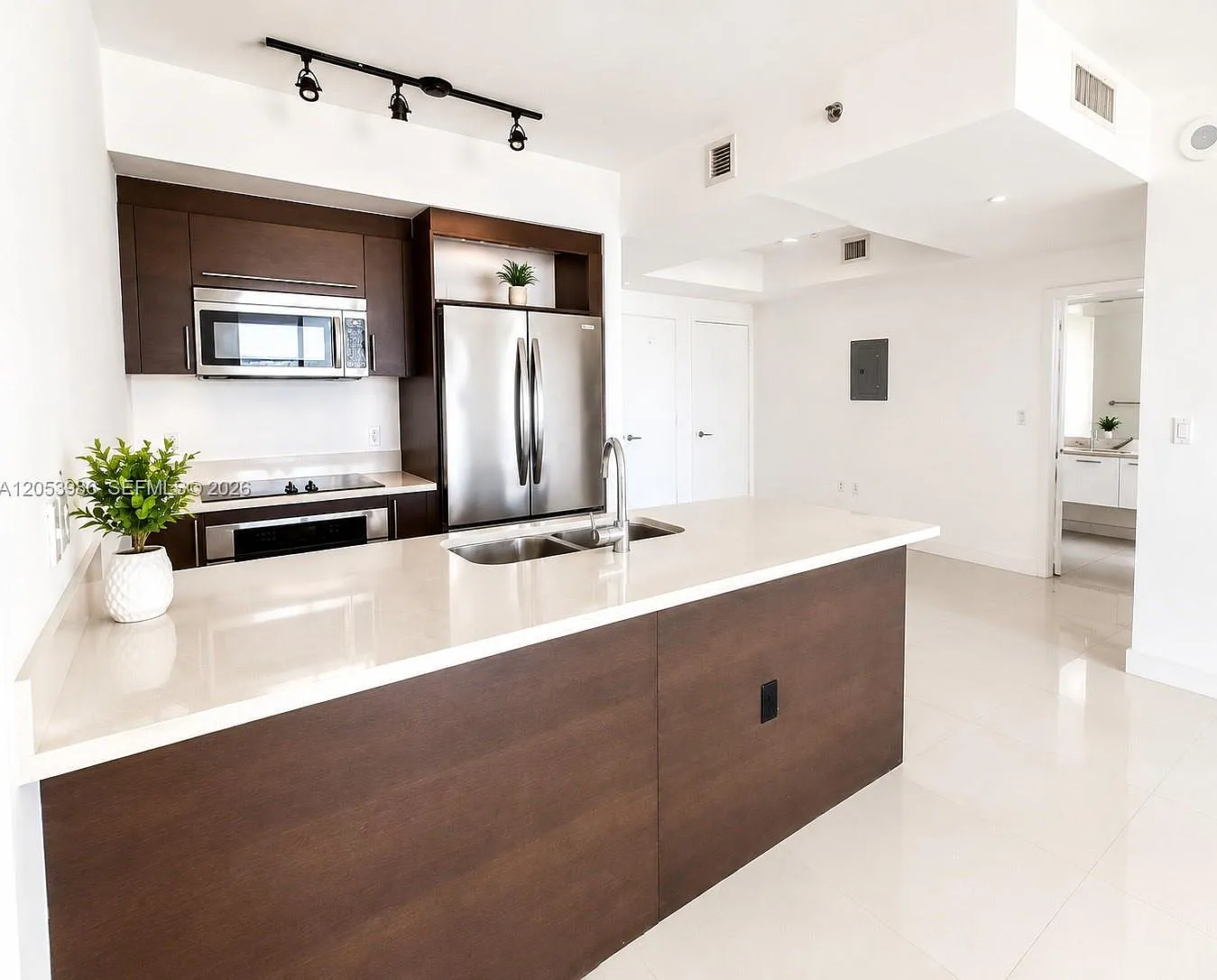 500 Brickell E — Photo 3