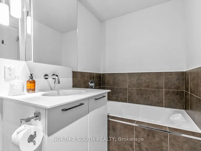 95 Bathurst St #225 — Photo 15