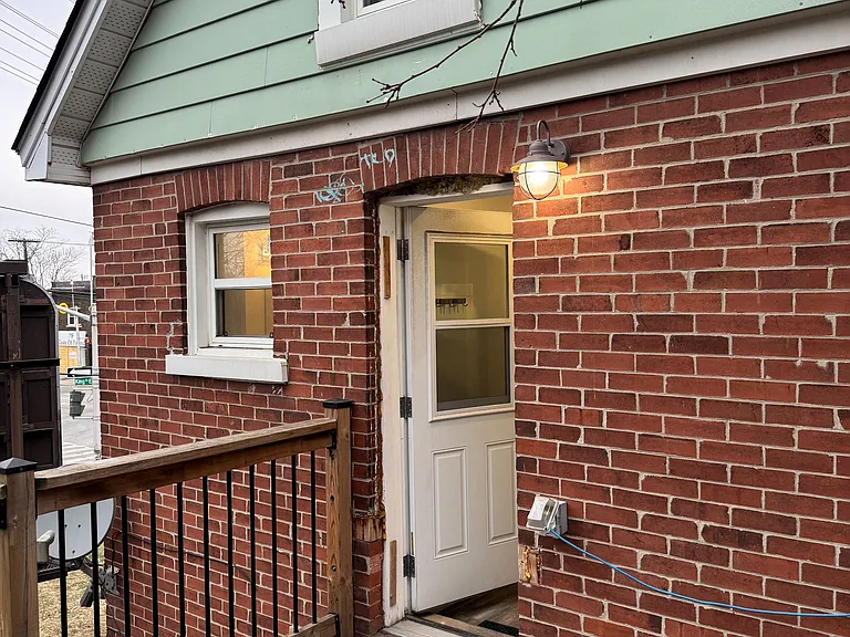 1152 King St E #1 — Photo 10