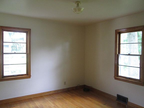 4th image of 2143 Maple Hill St
