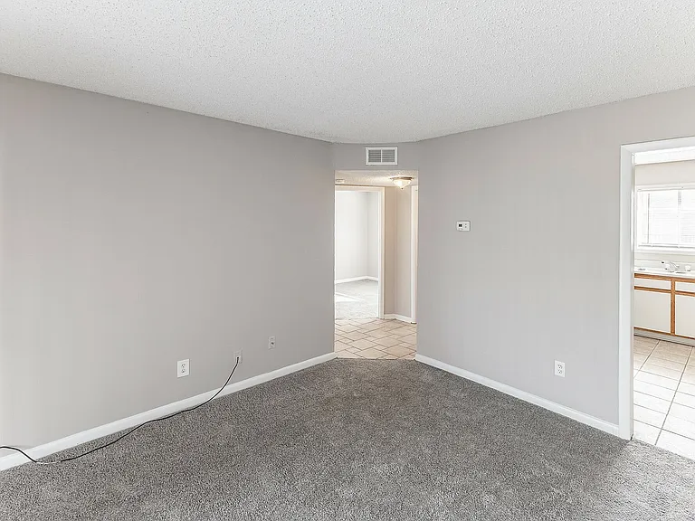 Mirabeau Apartments — Photo 21