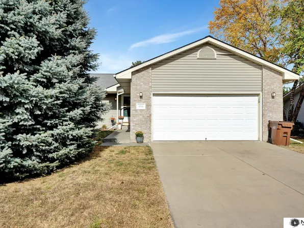 2210 Atwood Ln, Lincoln, NE 68521