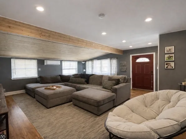 68 Schwarz Blvd, Lake Hopatcong, NJ 07849