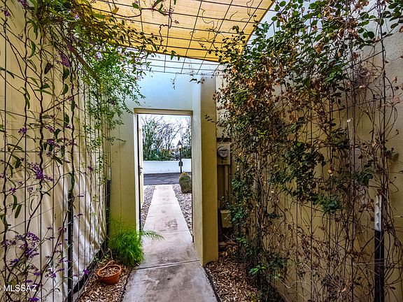 2nd image of 6100 N Oracle Rd