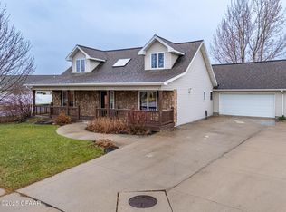5696 Cypress Point Dr, Grand Forks, ND 58201