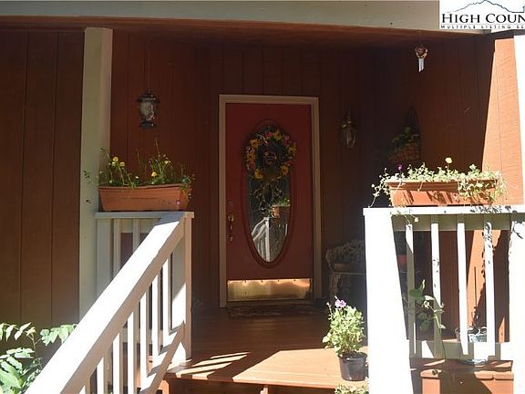 3rd image of 592 River Hills Rd