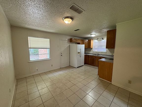 4th image of 1409 Gardenia Ave