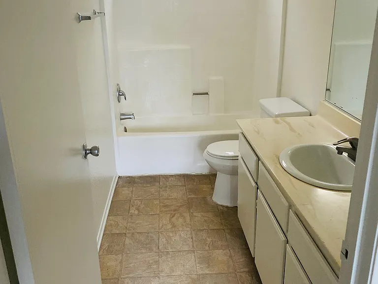 11312 Morrison St #21 — Photo 8