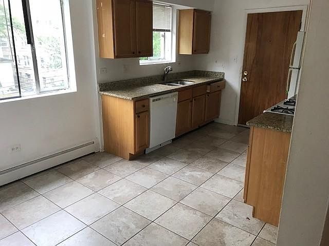 1st image of 1403 W Sherwin Ave APT 2E