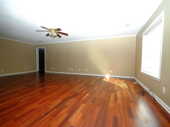 4th image of 803 Marygold St