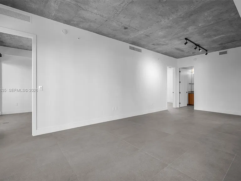 91 NW 27th St #101 — Photo 8