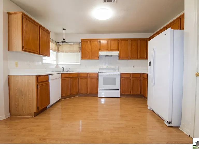 5211 James Loop — Photo 4