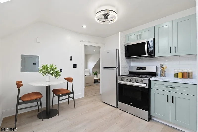 2 bed, 1.0 bath, $2,495 — Photo 2