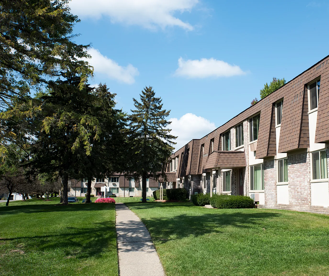 Plymouth Manor Apartments — Photo 1