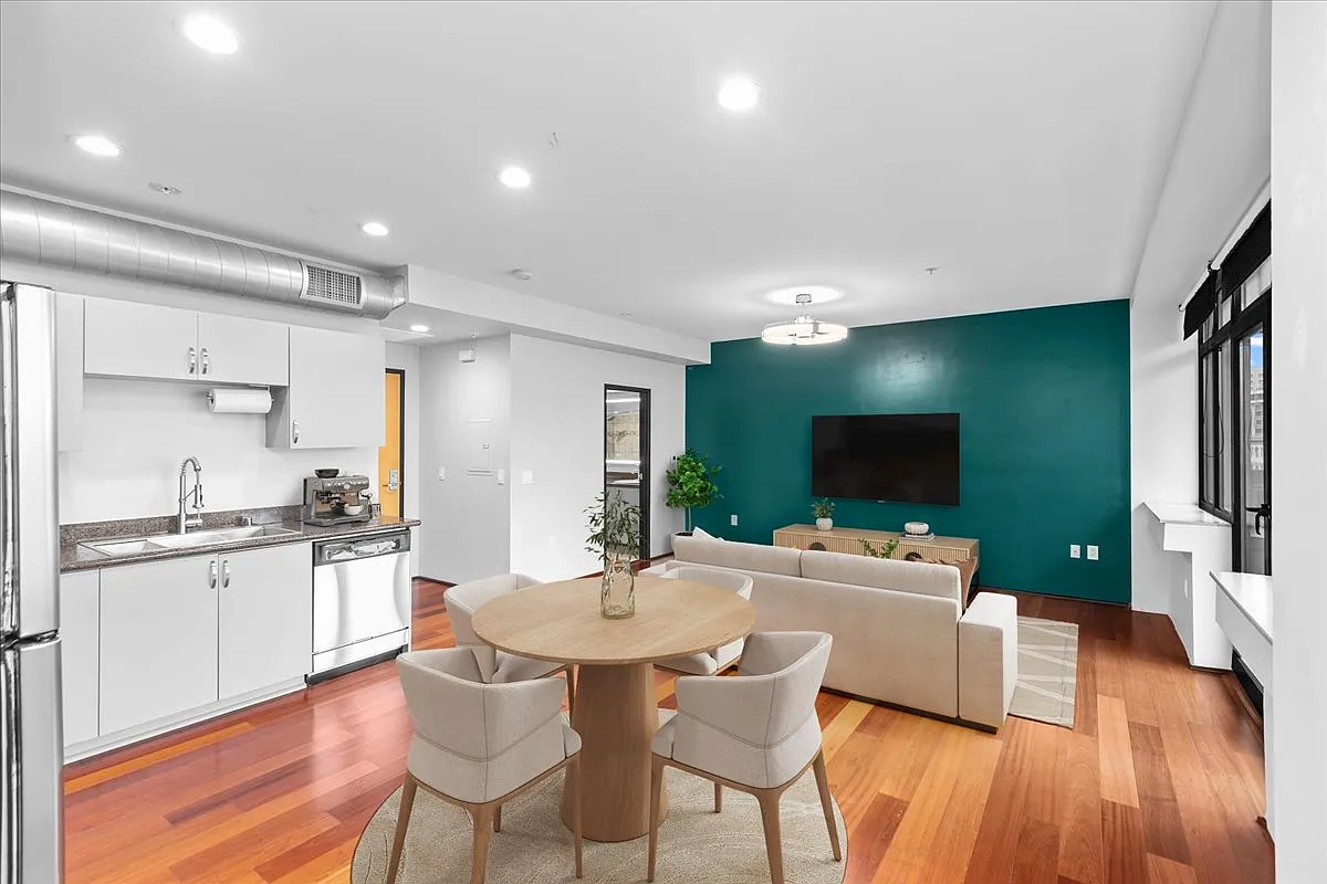 1 bed, 520 sqft, $2,700 — Photo 2