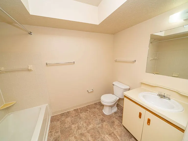 Windmill Lakes Apartments — Photo 10