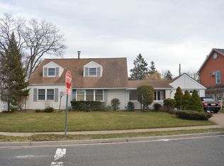 693 Wyngate Dr E, Valley Stream, NY 11580