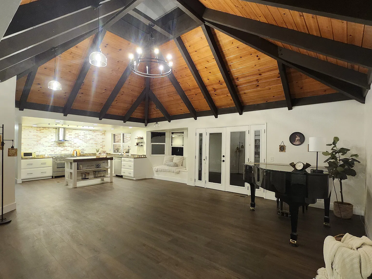 4 bed, 2.5 bath, 2286 sqft, $4,200 — Photo 1