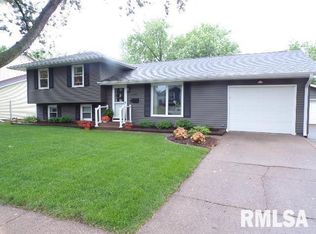 3212 S Hampton Dr, Bettendorf, IA