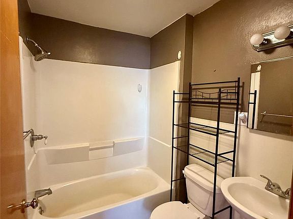 5th image of 215 N Main