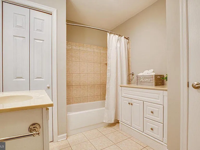 302 Grosvenor Ln #234 — Photo 2