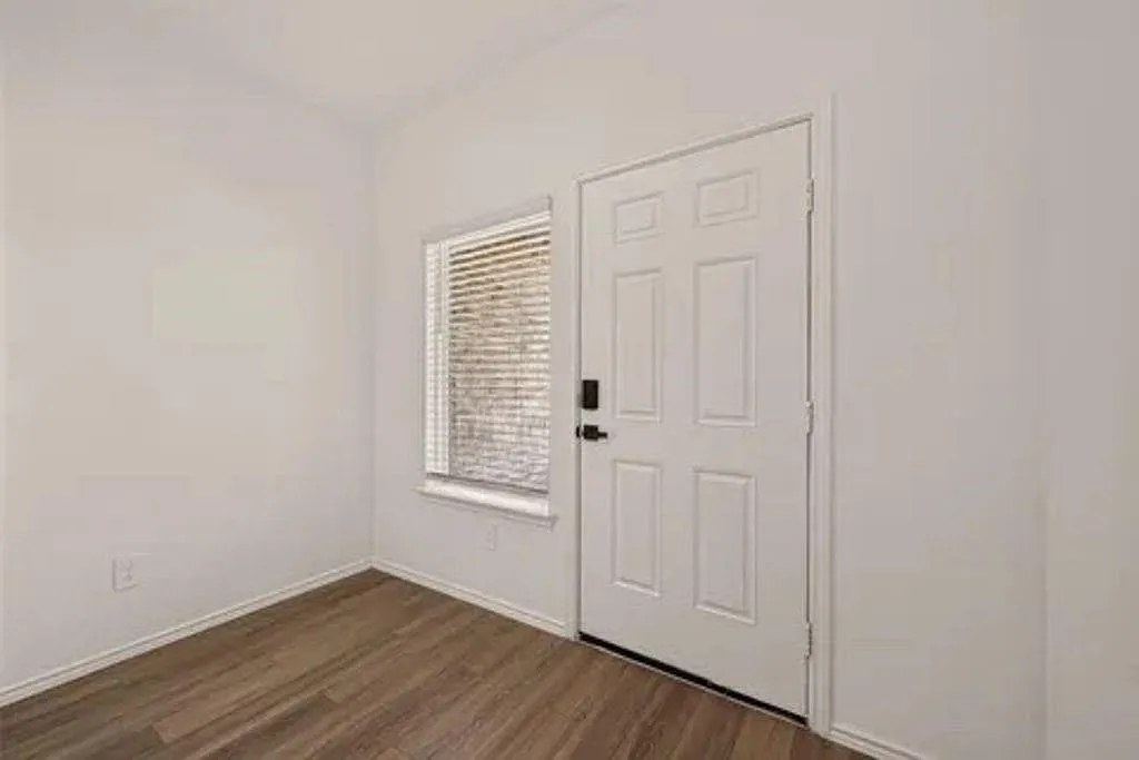 4 bed, 2.5 bath, 2280 sqft, $2,300 — Photo 3
