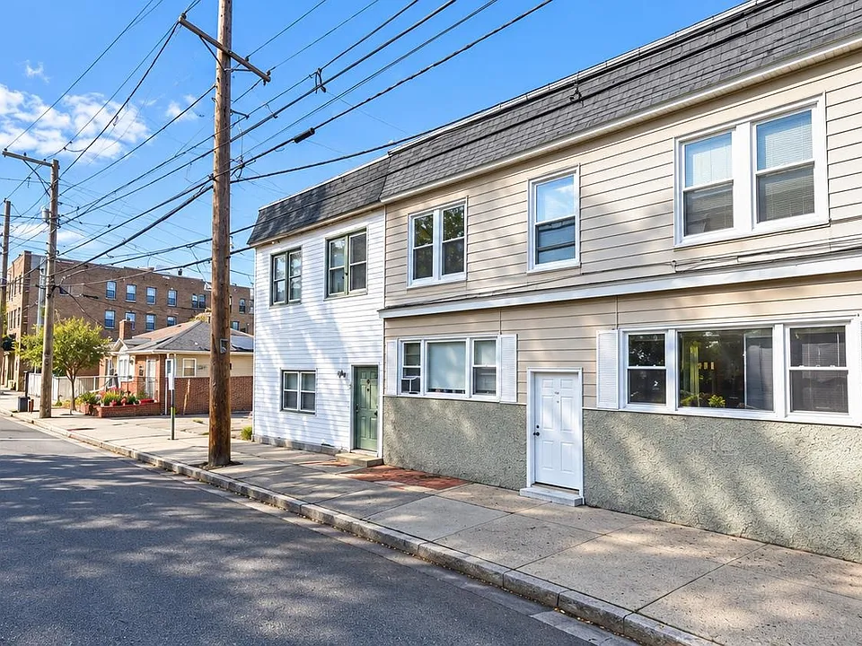 9103 Bergenwood Ave #2R