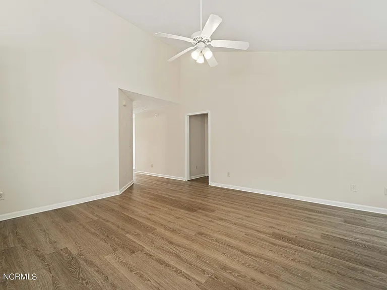 102 Mendover Dr — Photo 9