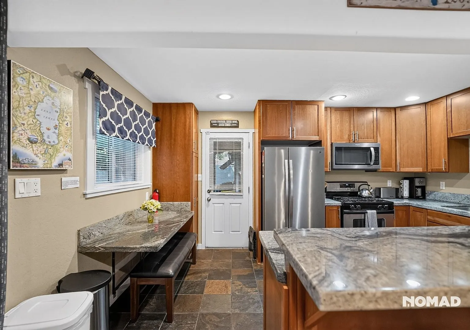 Spacious 4BR House in Tahoma + Loft — Photo 3