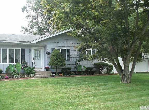 2nd image of 6 Shenandoah Blvd