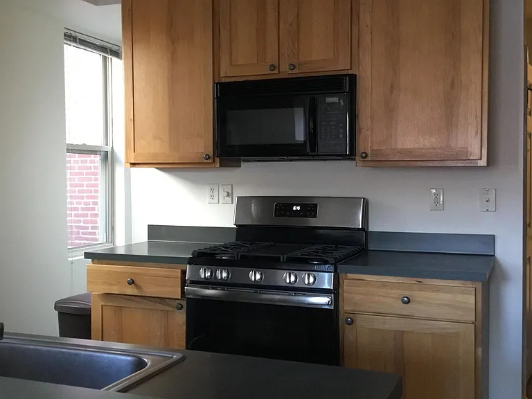 2213 Sarah St #2 — Photo 8