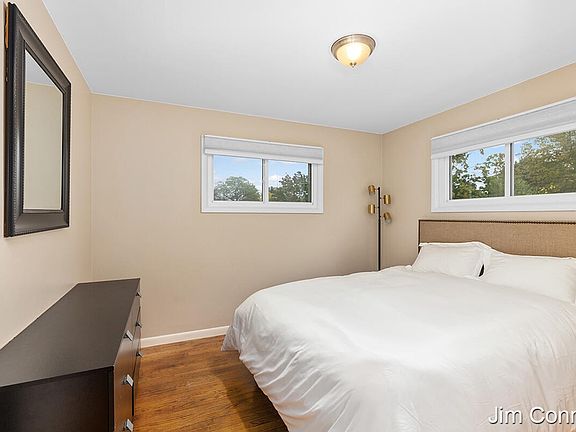5th image of 1543 Carlton Ave NE
