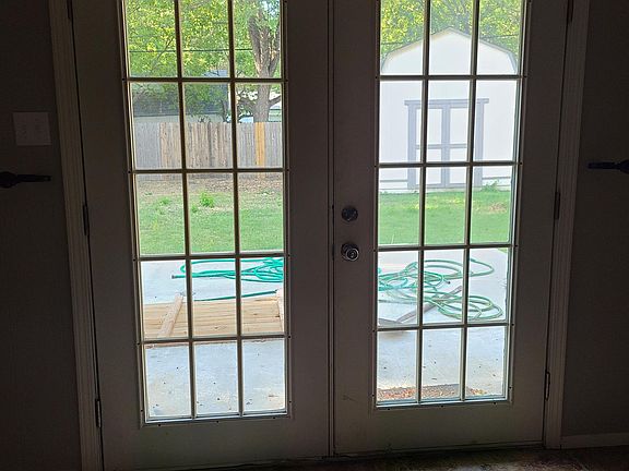 2nd image of 1207 Rosewood Ln