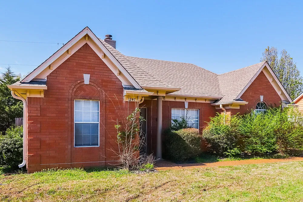 3 bed, 2.0 bath, 1126 sqft, $1,665 — Photo 3