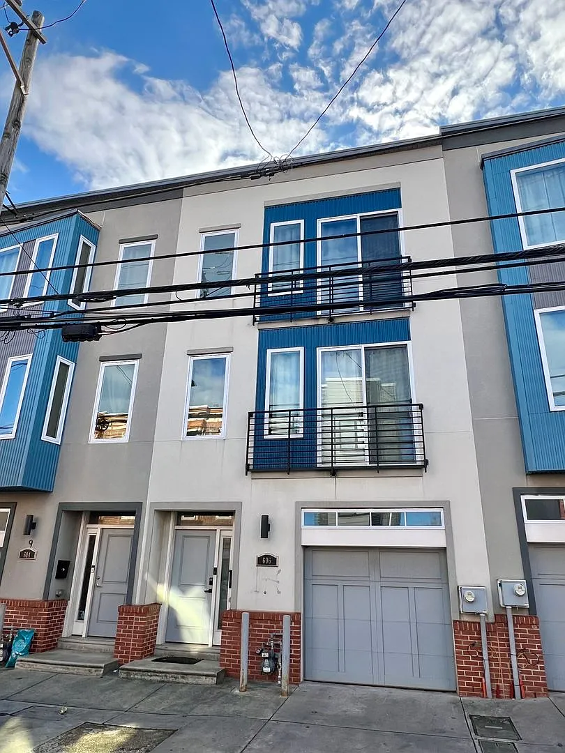 Gorgeous 3-Bedroom Townhome with One-Car Garage in Olde Kensington! Available mid-August! — Photo 2