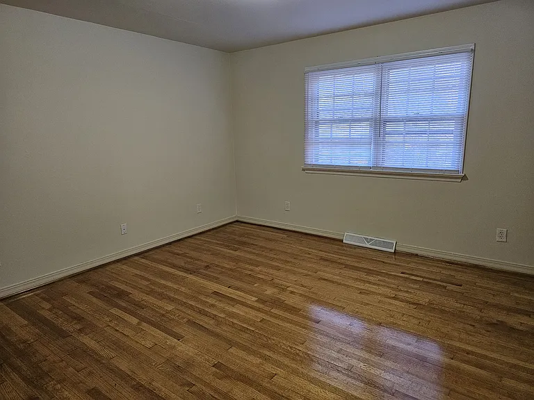 898-1 bedroom 1-1_12102025