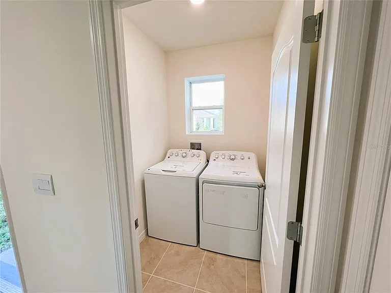 2127 Desert Rose Dr — Photo 4