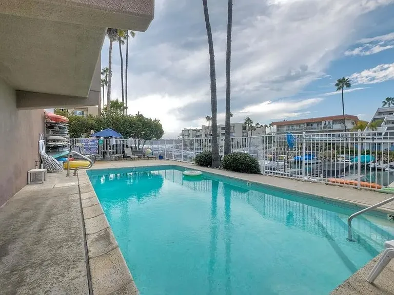 4705 Marina Dr #10-10-10 — Photo 32