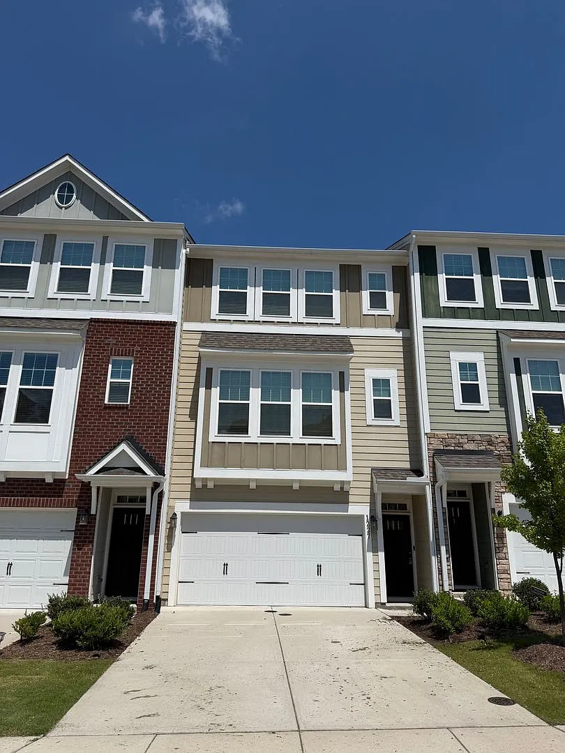 4br 3 bath townhouse in Durham NC — Photo 1