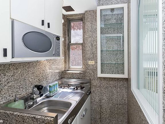 5th image of 10 Mitchell Pl APT 3E