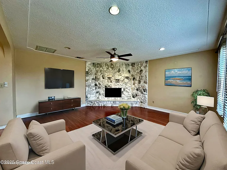 1084 Herne Ave NE — Photo 4