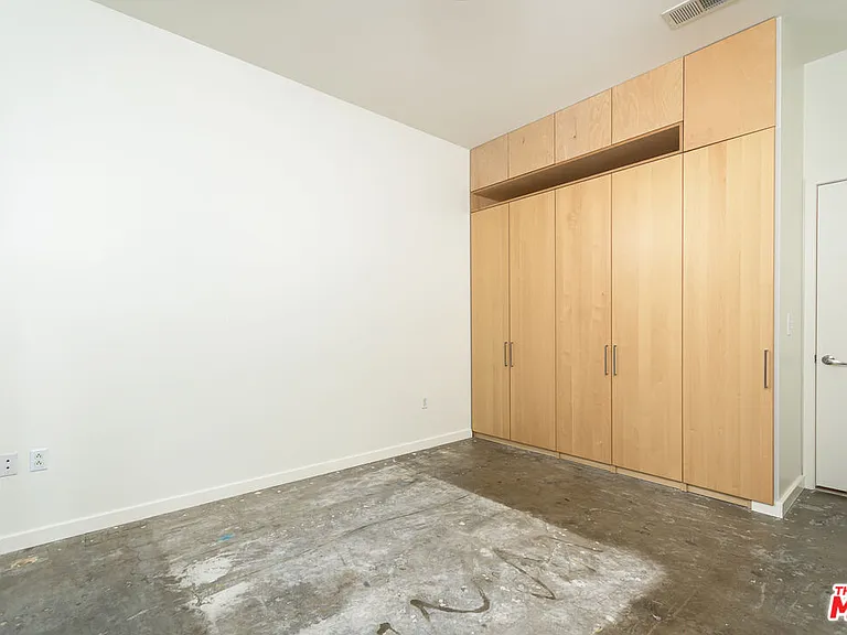 630 W 6th St #207 — Photo 27