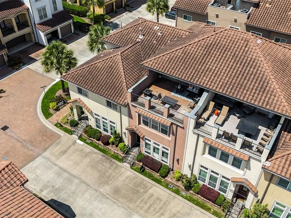 26 W Oaks Dr, Houston, TX 77058