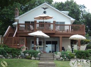 8366 Peninsular Dr, Fenton, MI