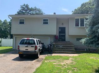 94 Willow St, Central Islip, NY 11722