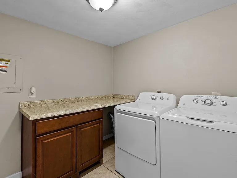 1221 Clydesdale Ln — Photo 16