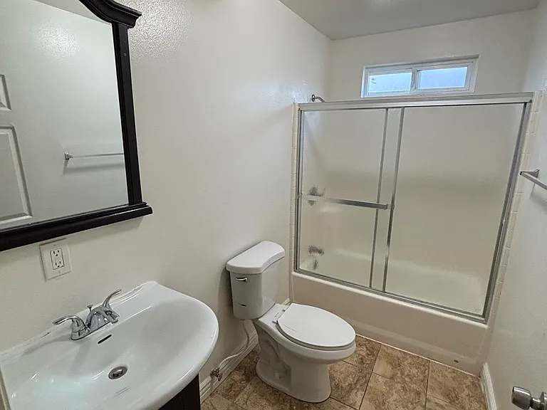 10504 S San Pedro St — Photo 10